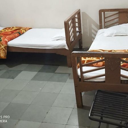 Hotel Uttam Nivas อาเมดาบัด ภายนอก รูปภาพ