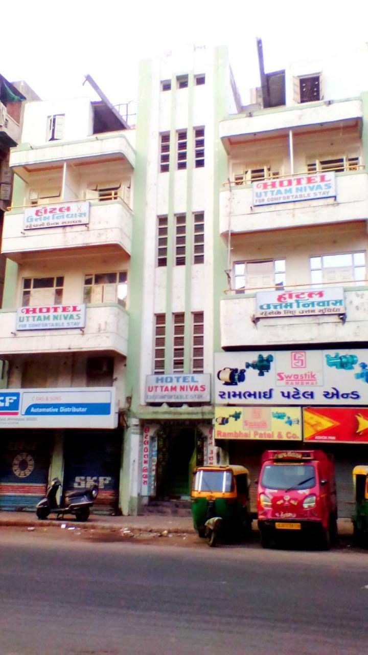 Hotel Uttam Nivas อาเมดาบัด ภายนอก รูปภาพ