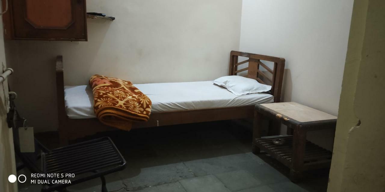 Hotel Uttam Nivas อาเมดาบัด ภายนอก รูปภาพ