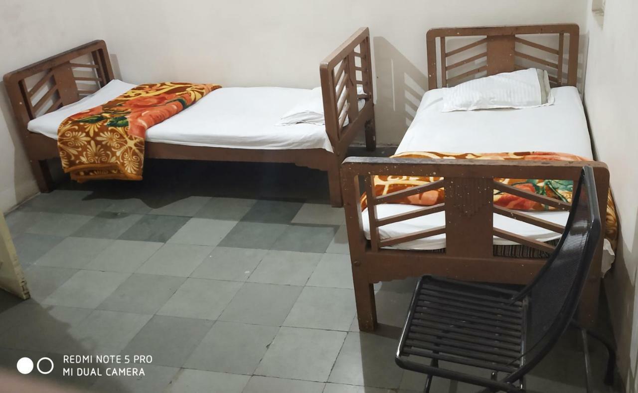 Hotel Uttam Nivas อาเมดาบัด ภายนอก รูปภาพ