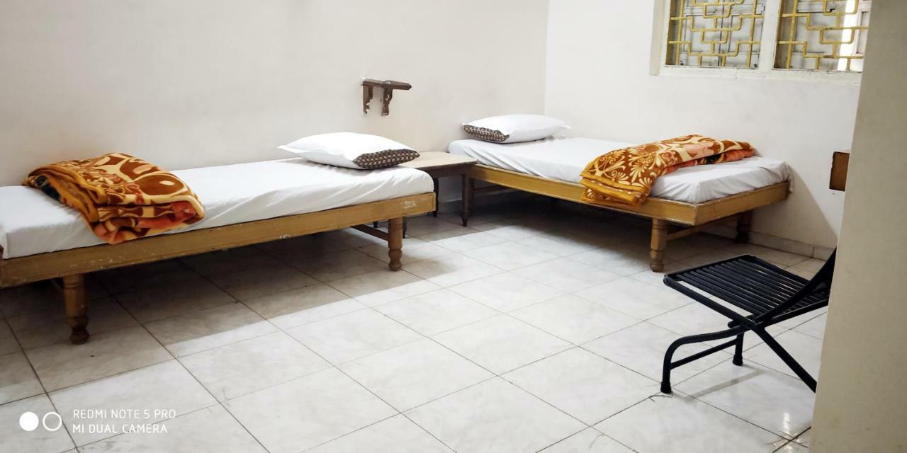 Hotel Uttam Nivas อาเมดาบัด ภายนอก รูปภาพ
